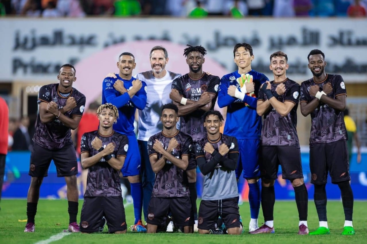 






دفاع الشباب يحتفل بالفوز على الخليج