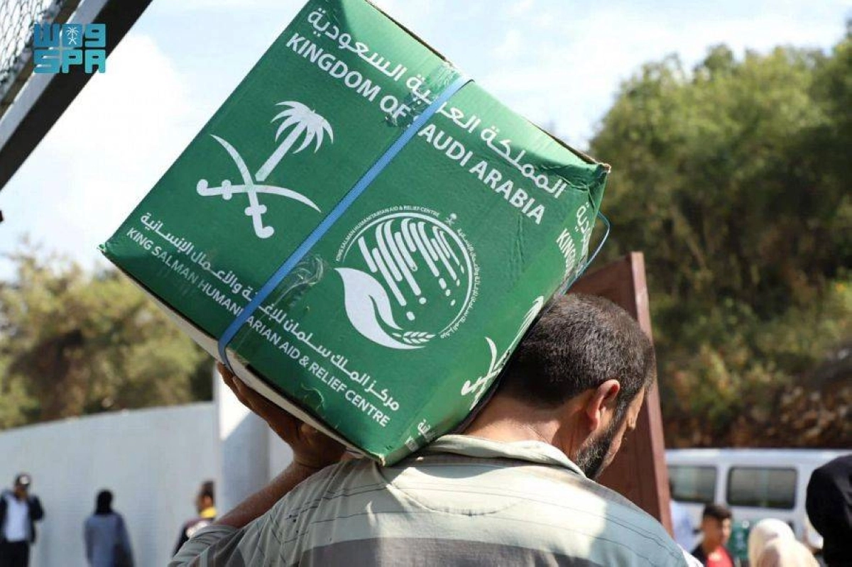 أحد المستفيدين يحمل سلة غذائية (واس)