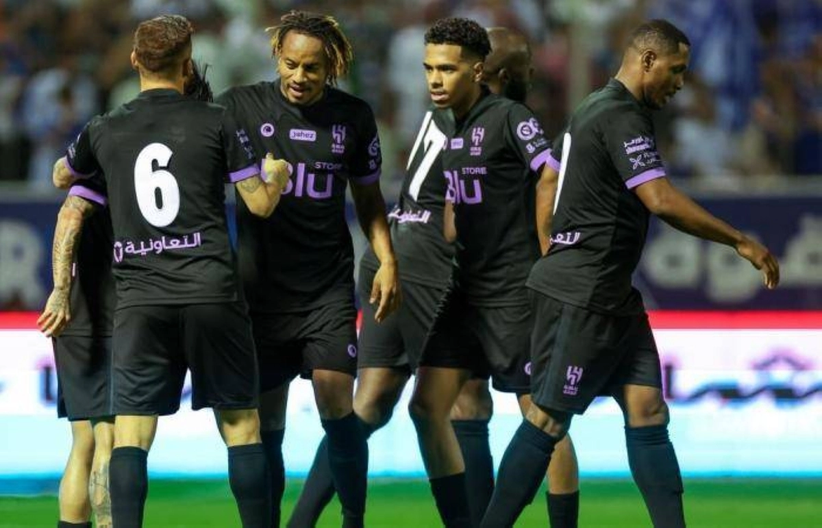 






لاعبو الهلال يرتدون قمصان التدريبات