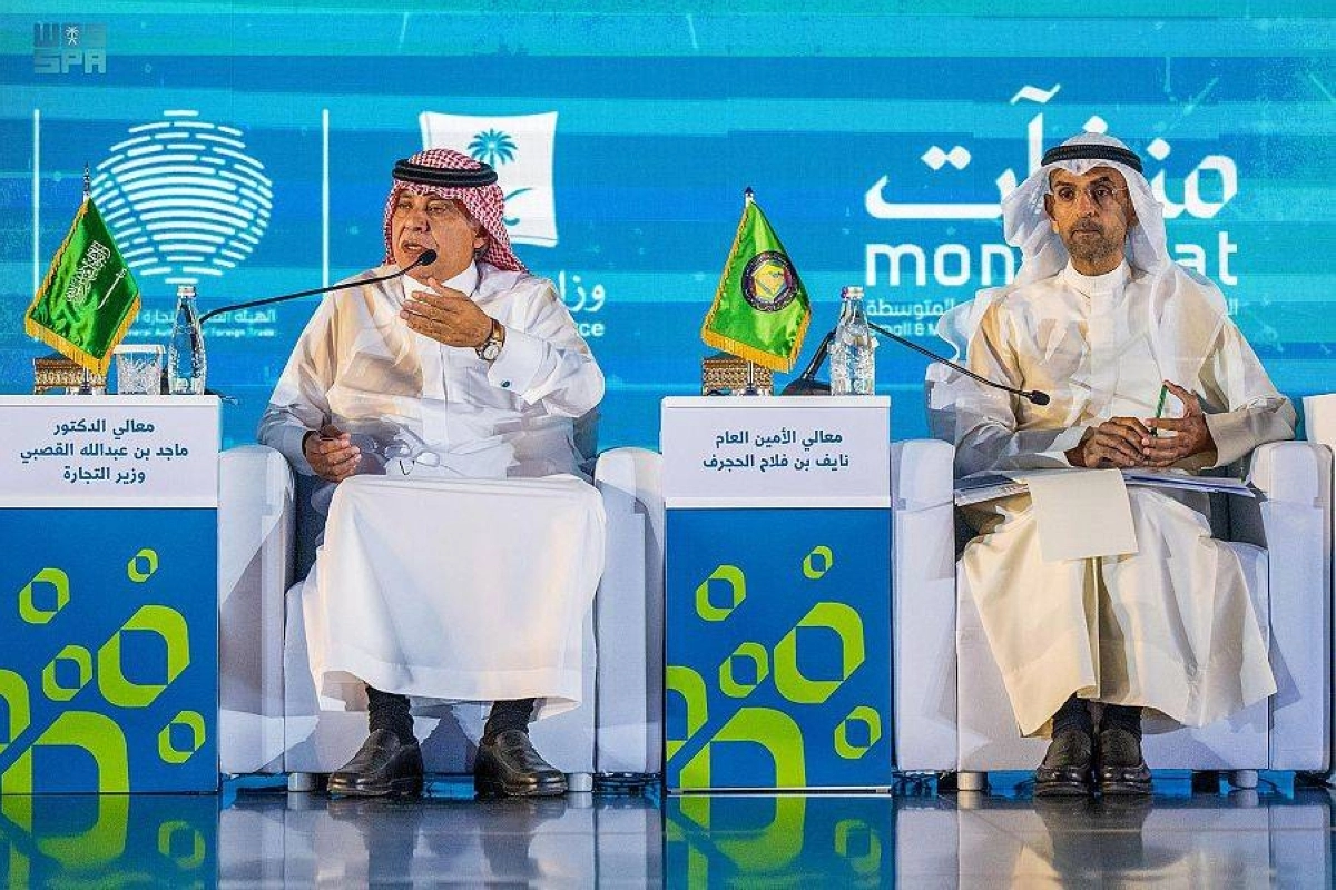 القصبي وإلى جانبه الحجرف