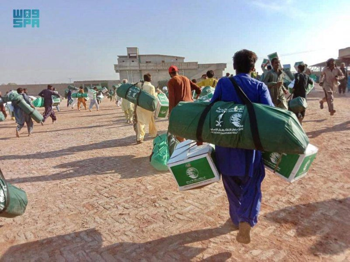 

باكستاني يحمل سلالا ومواد إغاثية سعودية     (واس)