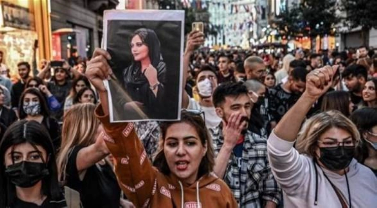 

فتيات يرفعن صورة مهسا أميني