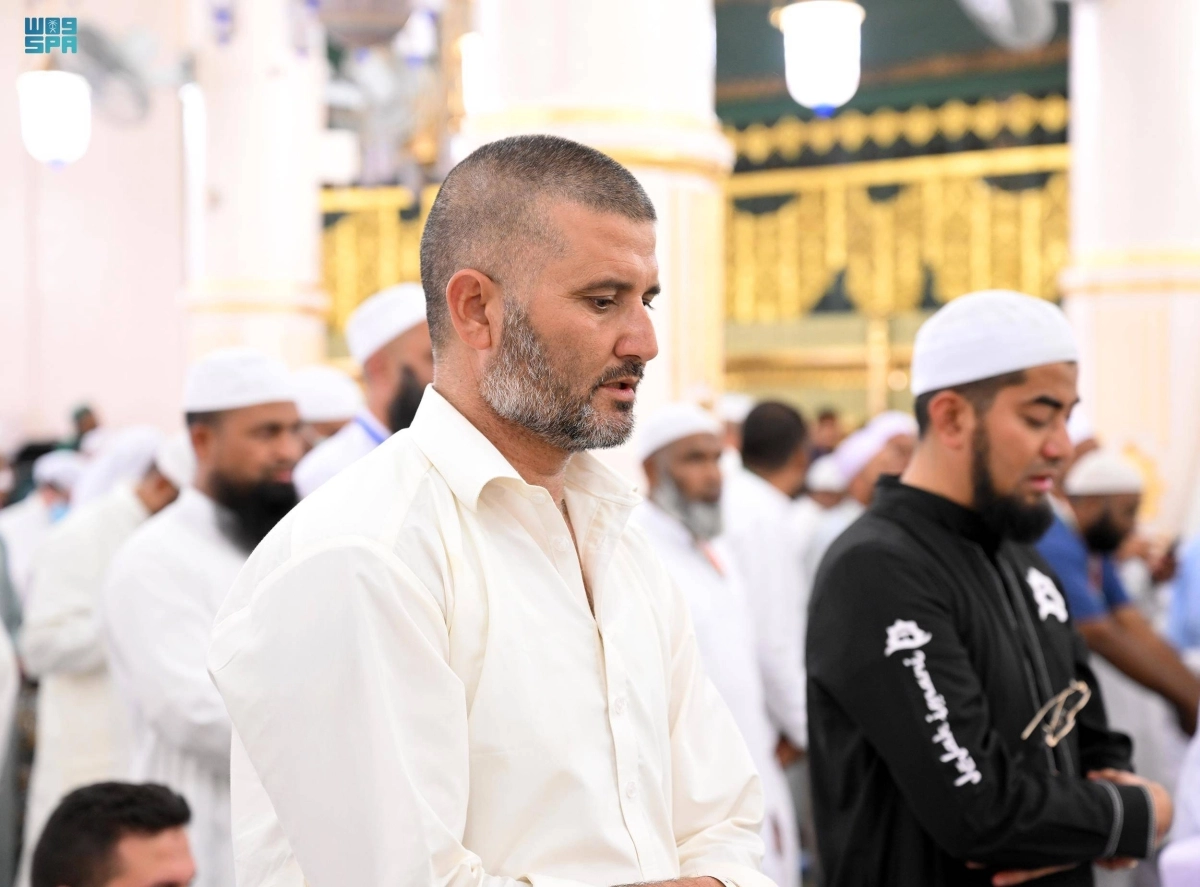 معتمرون بالمسجد النبوي (مكة)