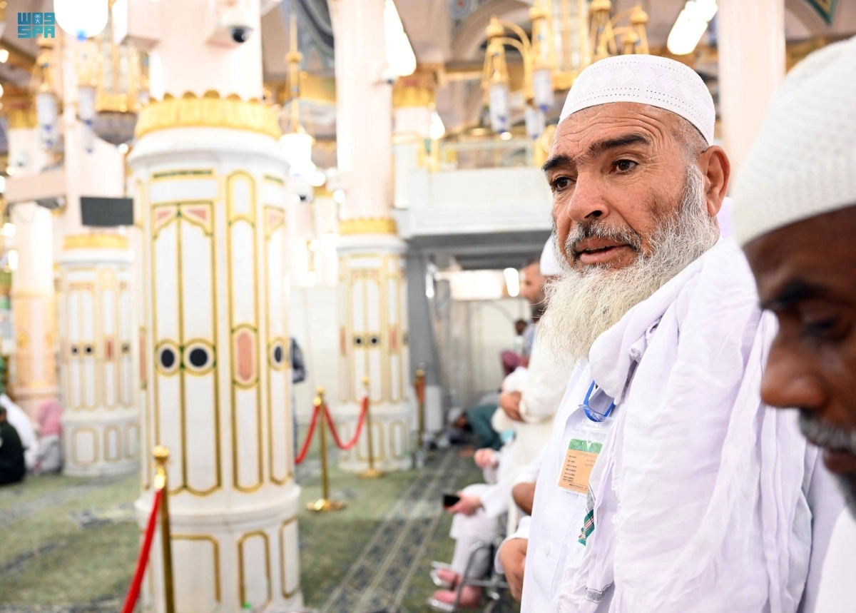 معتمرون بالمسجد النبوي (مكة) 