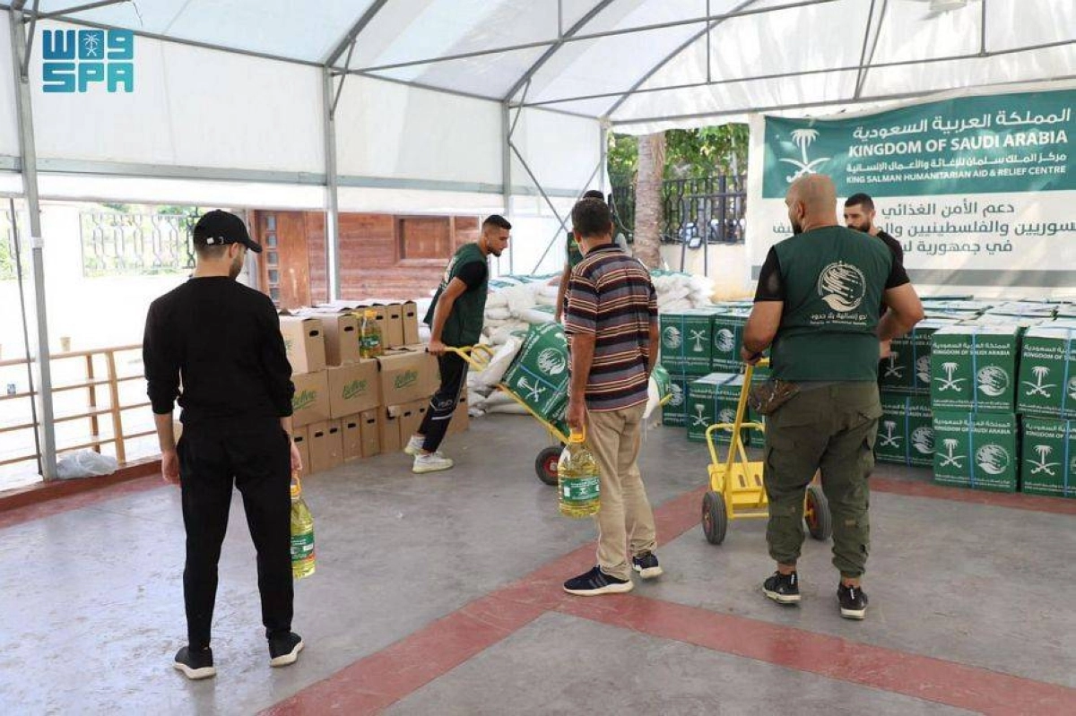 

لاجئون يتسلمون السلال في بيروت                        (واس)