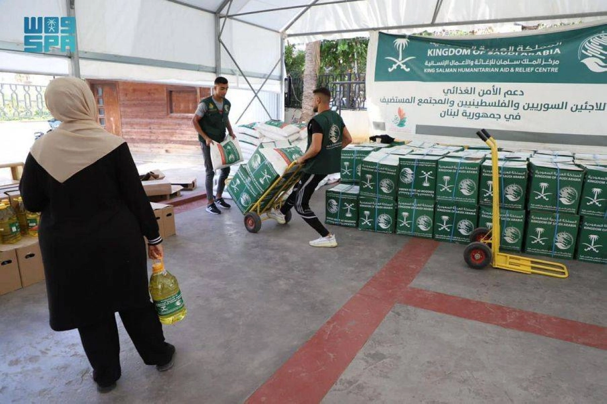 المركز يوزع السلال الغذائية في لبنان (واس)