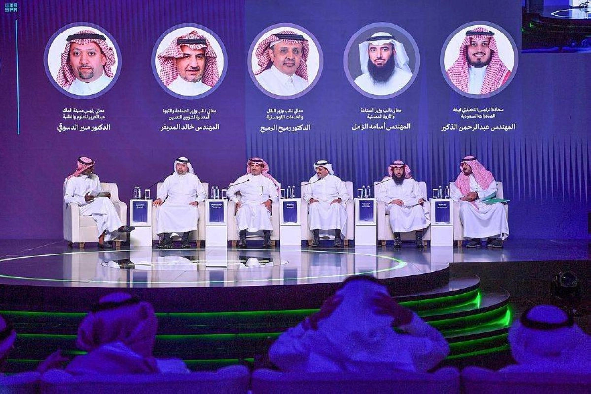 المتحدثون في إحدى الجلسات الحوارية