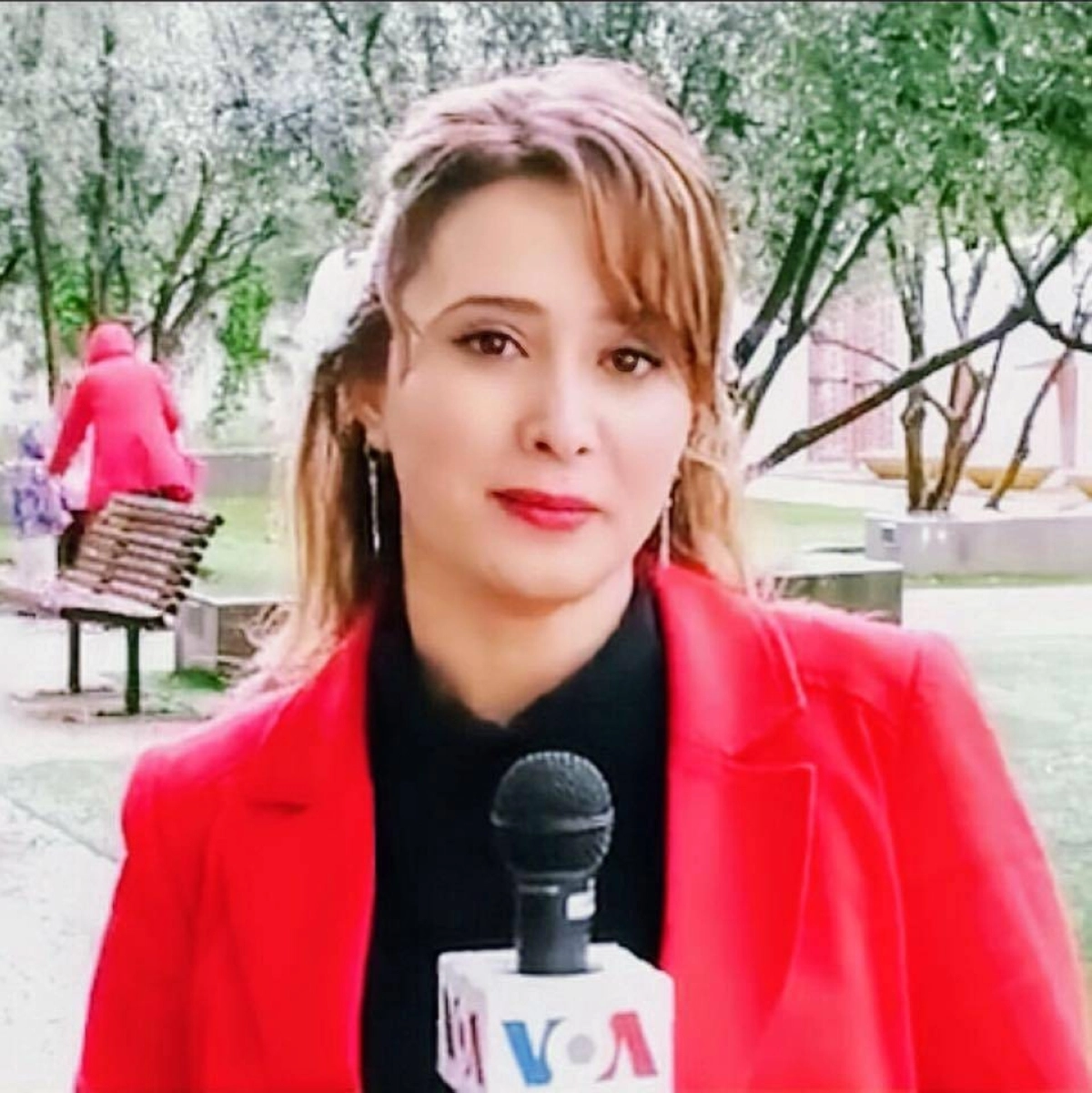 

الكاتبة آفا هوما