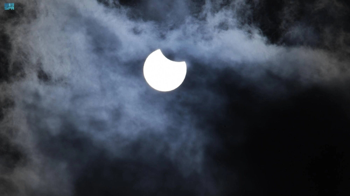 

الكسوف الجزئي للشمس أمس                         (مكة)