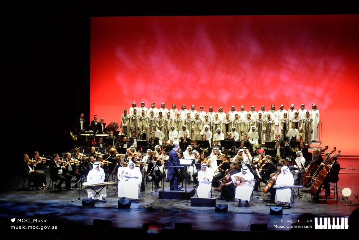 

الفرقة الوطنية والكورال السعودي في إحدى الحفلات                                            (مكة)