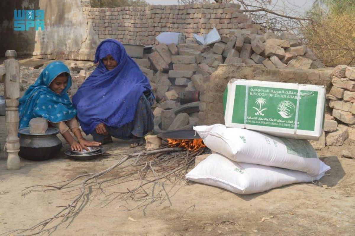 أسرة تجهز طعامها من سلة مركز الملك سلمان للإغاثة