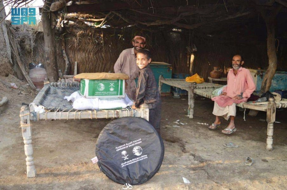 أسرة باكستانية مبتهجة بالمساعدات السعودية (واس)