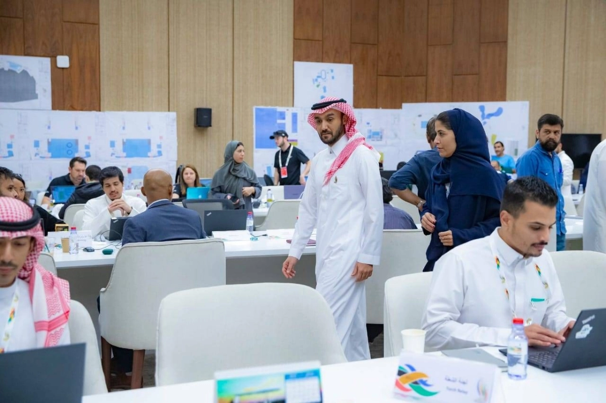 

عبدالعزيز بن تركي يتفقد فريق العمل