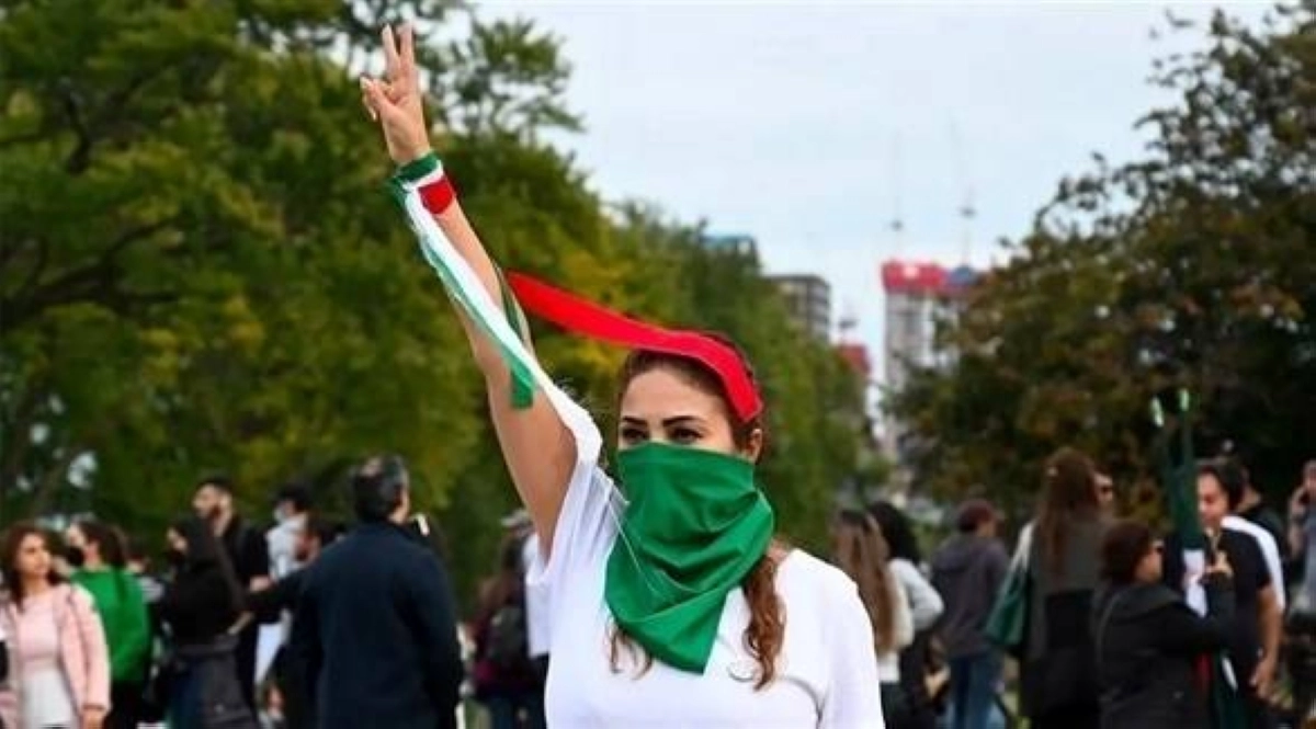 طالبة جامعية إيرانية تحتج في طهران (مكة)