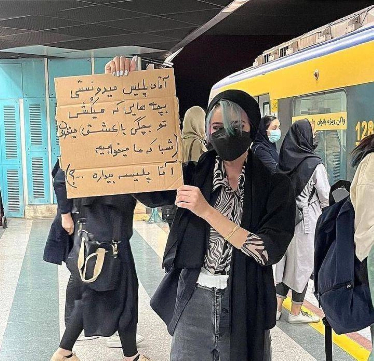 

إيرانية تطالب بسقوط نظام الملالي