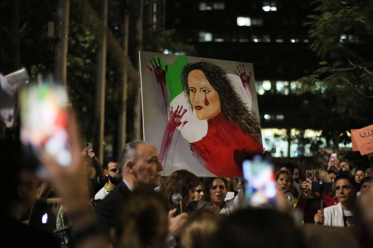 

متظاهرون يرفعون صورة لمهسا أميني                         (د ب أ)