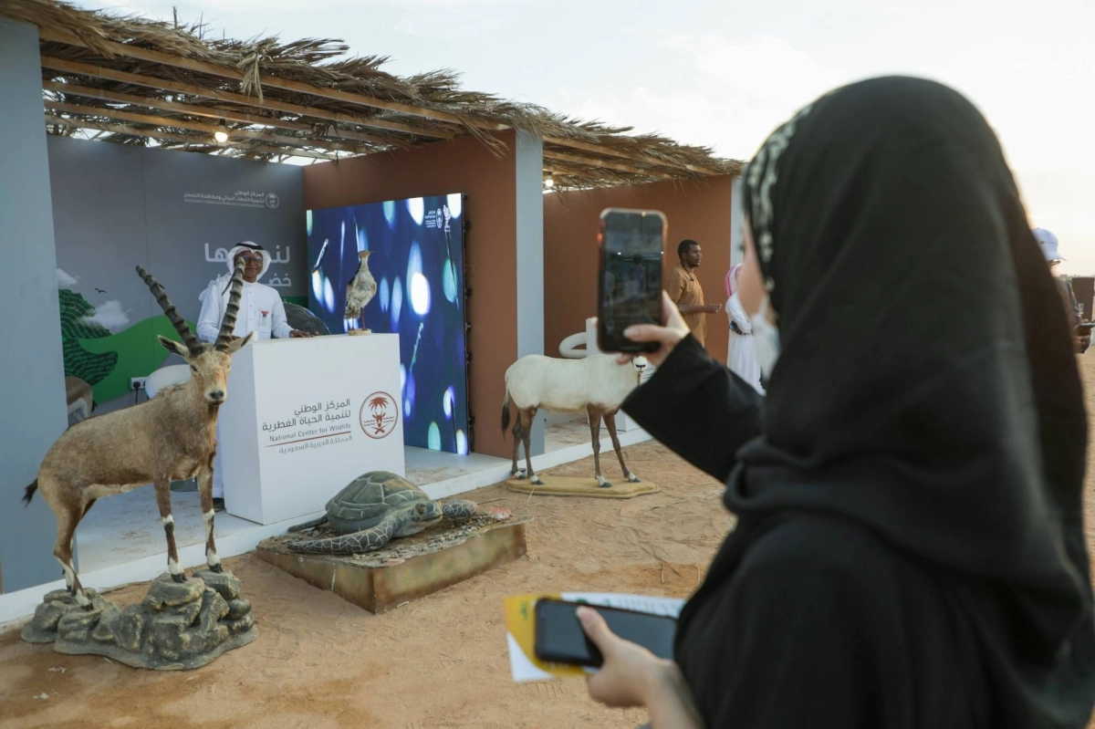 

فتاة تصور مجسما لأحد الكائنات الفطرية       (مكة)