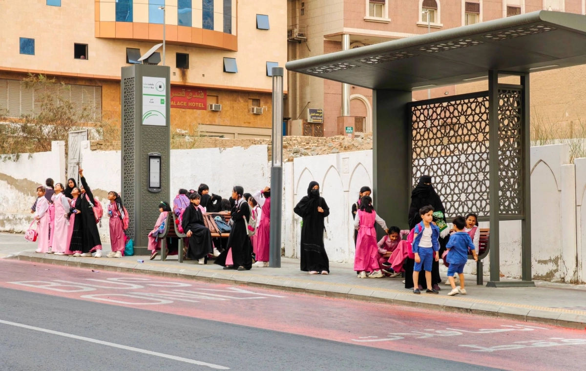 طالبات ينتظرن حافلة في إحدى محطات وقوف حافلات مكة، إذ تستخدم بديلا عن الحافلات المدرسية المخصصة من التعليم، وبالمجان، للاتي لم يحالفهن الحظ، أو لم يستطعن التسجيل في النقل المدرسي، لأنها تمتاز بدقة المواعيد والنظافة العالية.
