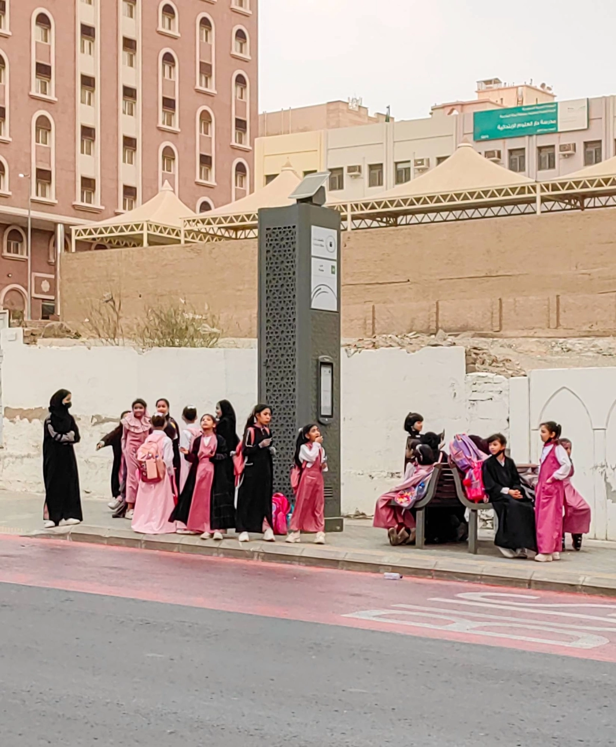 طالبات ينتظرن حافلة في إحدى محطات وقوف حافلات مكة، إذ تستخدم بديلا عن الحافلات المدرسية المخصصة من التعليم، وبالمجان، للاتي لم يحالفهن الحظ، أو لم يستطعن التسجيل في النقل المدرسي، لأنها تمتاز بدقة المواعيد والنظافة العالية.
