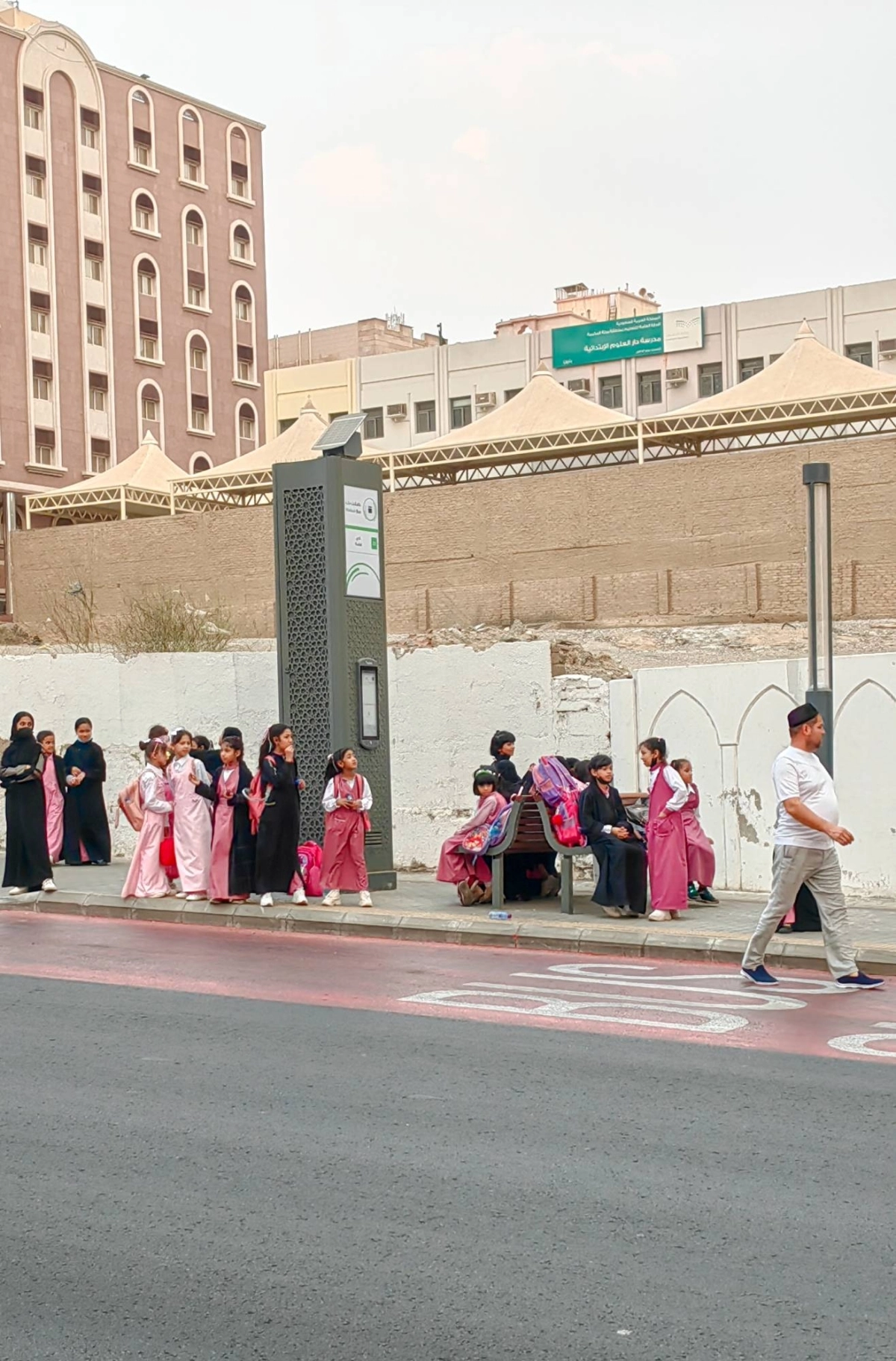 طالبات ينتظرن حافلة في إحدى محطات وقوف حافلات مكة، إذ تستخدم بديلا عن الحافلات المدرسية المخصصة من التعليم، وبالمجان، للاتي لم يحالفهن الحظ، أو لم يستطعن التسجيل في النقل المدرسي، لأنها تمتاز بدقة المواعيد والنظافة العالية.
