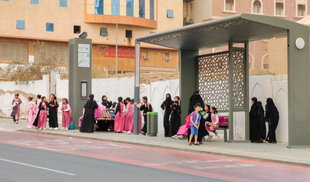 طالبات ينتظرن حافلة في إحدى محطات وقوف حافلات مكة، إذ تستخدم بديلا عن الحافلات المدرسية المخصصة من التعليم، وبالمجان، للاتي لم يحالفهن الحظ، أو لم يستطعن التسجيل في النقل المدرسي، لأنها تمتاز بدقة المواعيد والنظافة العالية.
