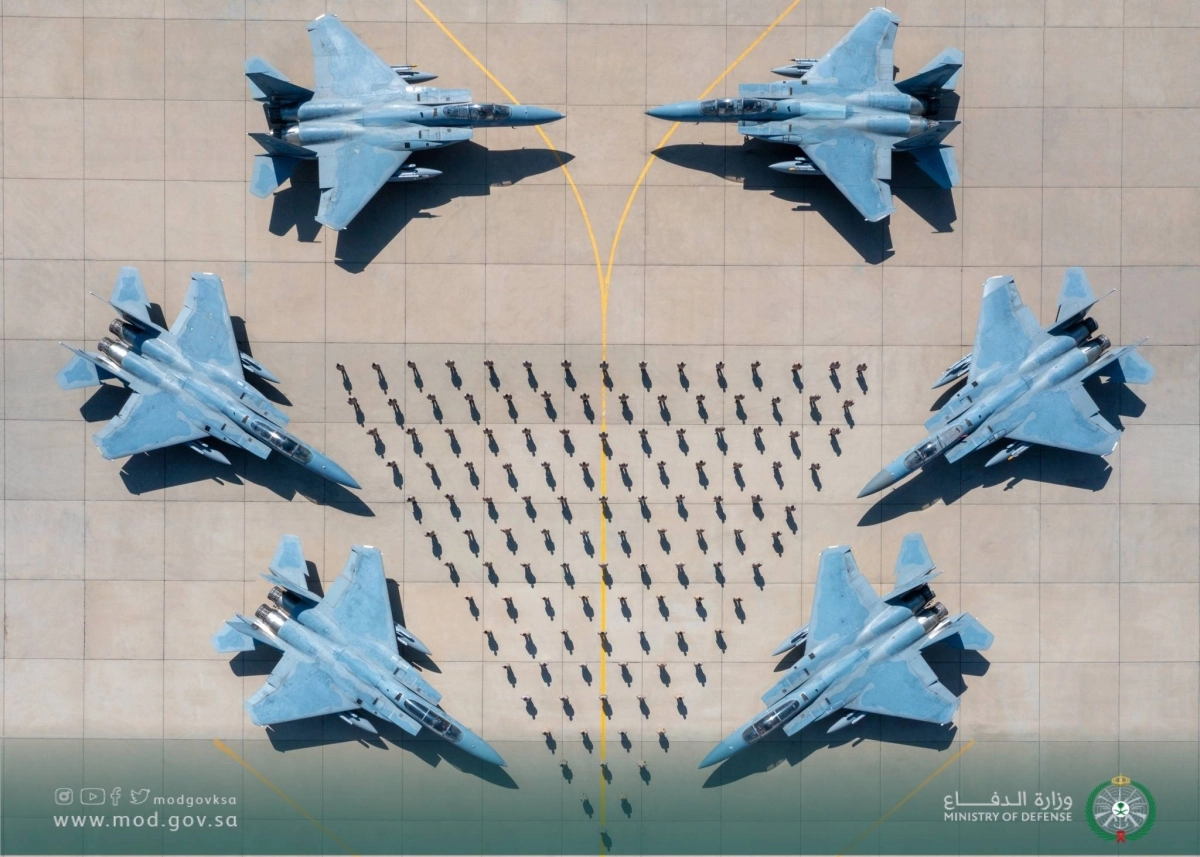 القوات الجوية الملكية السعودية تشارك في مناورات «عين الصقر 3» باليونان، بعدد من الطائرات المقاتلة من نوع «إف- 15». فيما انطلق في قاعدة الظفرة الجوية بالإمارات تمرين «مركز الحرب الجوي والدفاع الصاروخي»، بمشاركة القوات الجوية الملكية السعودية، إلى جانب قوات مجموعة من الدول،
وتستمر نحو 25 يوما.
