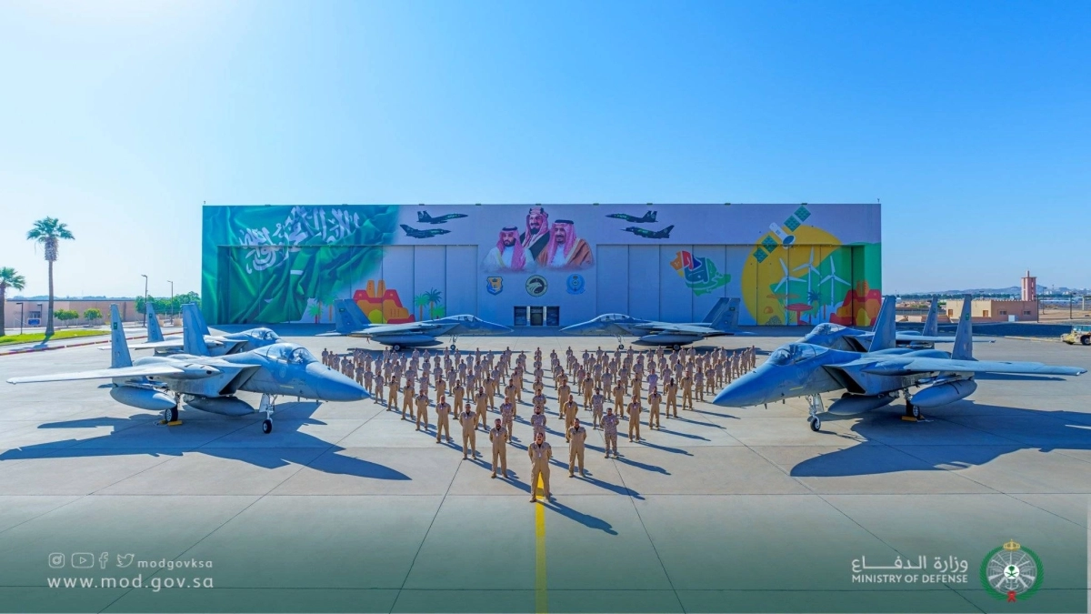 القوات الجوية الملكية السعودية تشارك في مناورات «عين الصقر 3» باليونان، بعدد من الطائرات المقاتلة من نوع «إف- 15». فيما انطلق في قاعدة الظفرة الجوية بالإمارات تمرين «مركز الحرب الجوي والدفاع الصاروخي»، بمشاركة القوات الجوية الملكية السعودية، إلى جانب قوات مجموعة من الدول،
وتستمر نحو 25 يوما.
