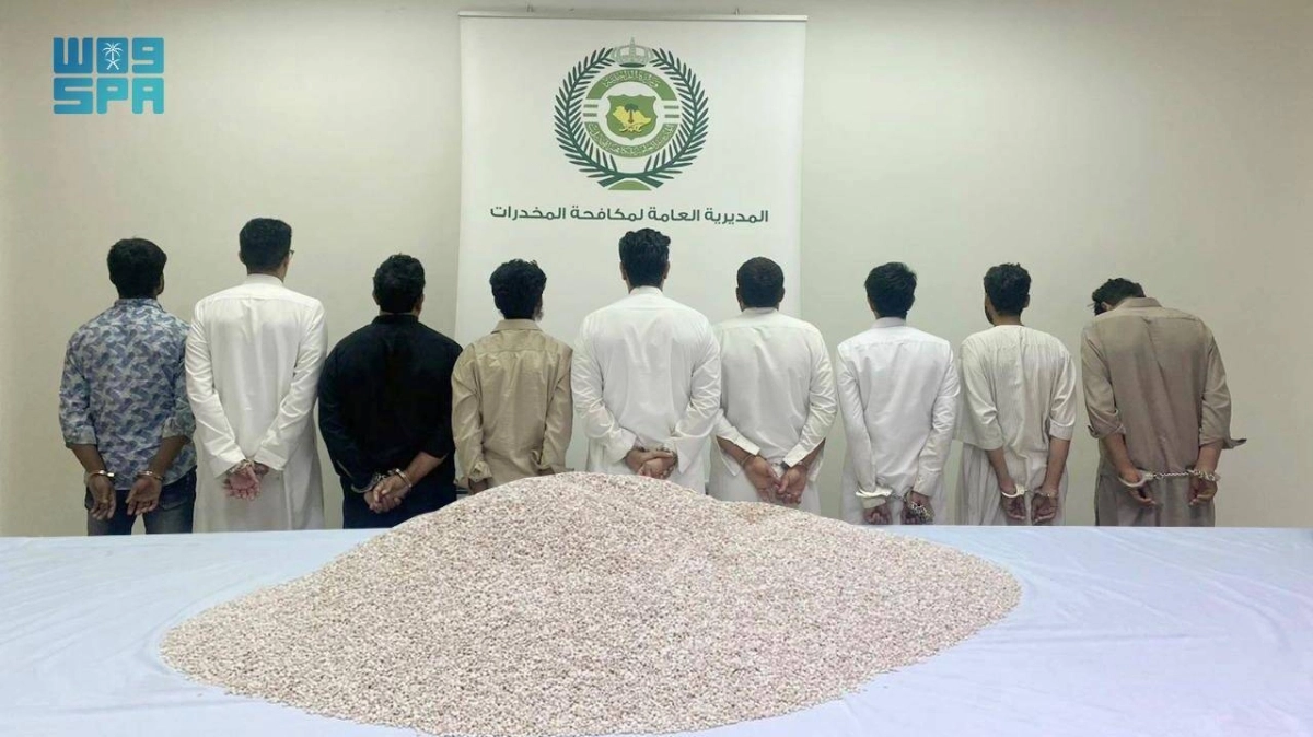 

المهربون التسعة عقب القبض عليهم                                      (مكة)