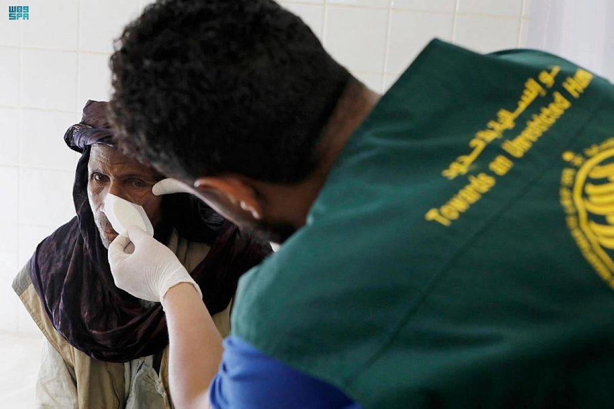 

طبيب يكشف على عيني مواطن من النيجر          (واس)