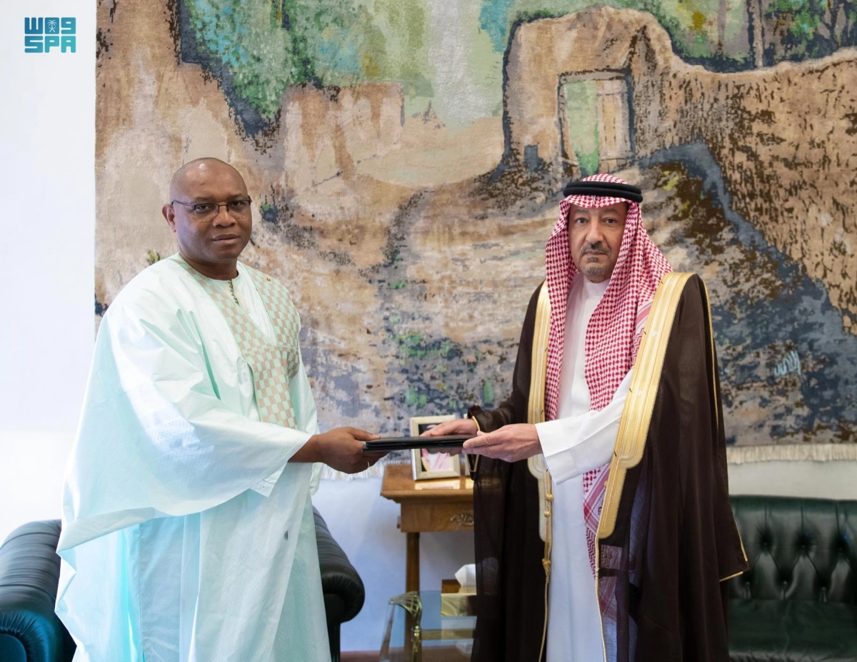 

وليد الخريجي لدى استقباله فودي أمادو               (واس)