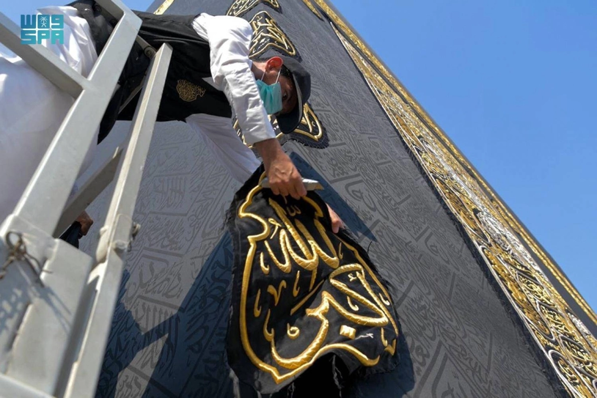 

من أعمال صيانة كسوة الكعبة                     (مكة)