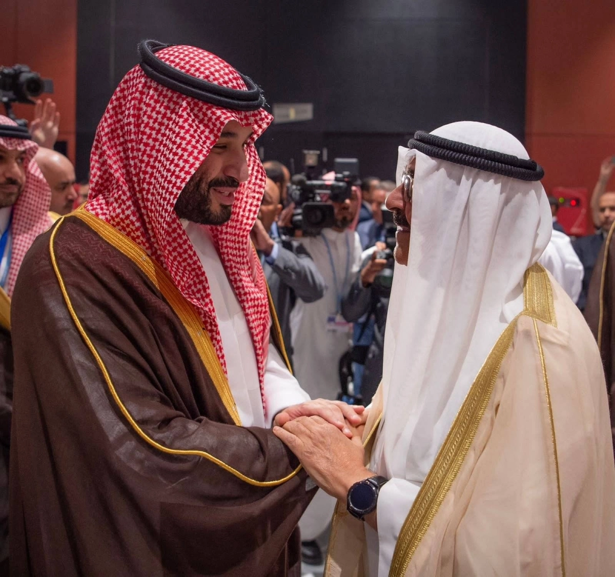 

.. ويصافح القادة والزعماء