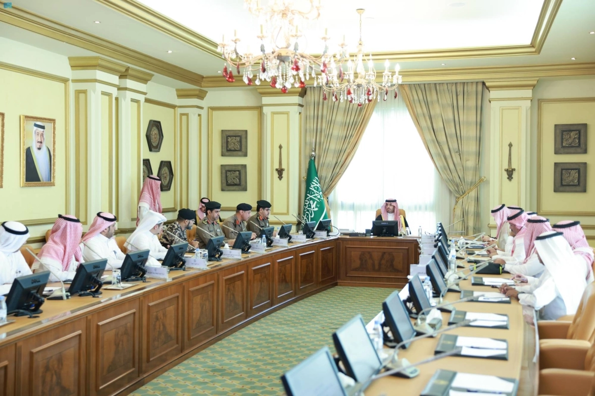 

سعود بن جلوي خلال ترؤسه الاجتماع           (مكة)