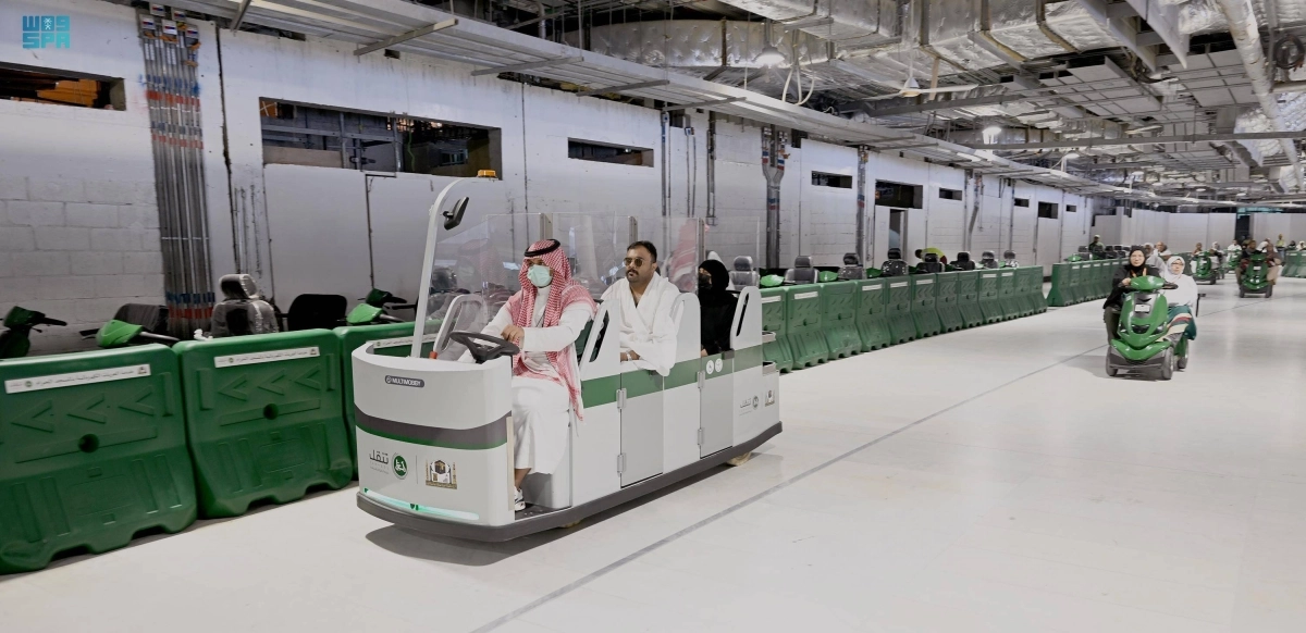 

القاطرة الكهربائية خلال تحركها بالمسعى                                   (مكة)