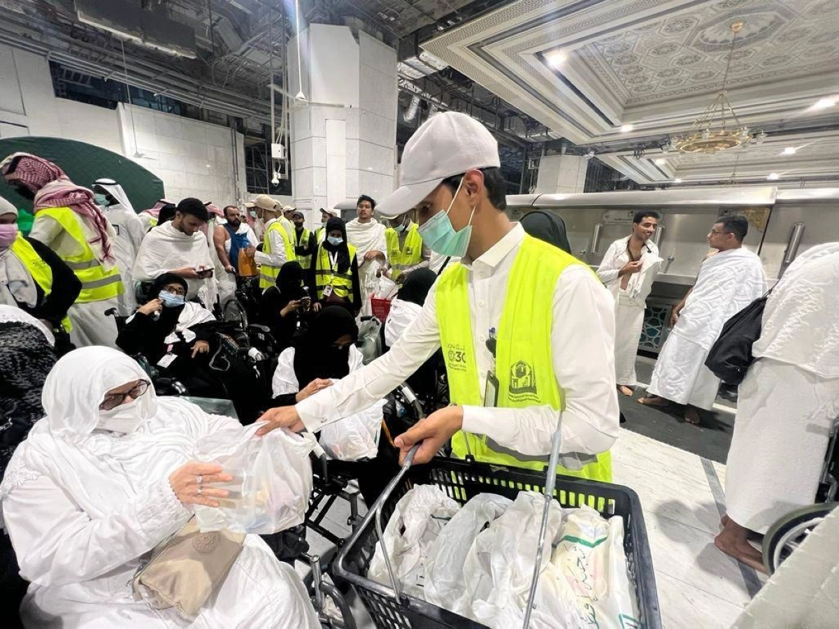 

توزيع الوجبات على ذوي الإعاقة والكبار