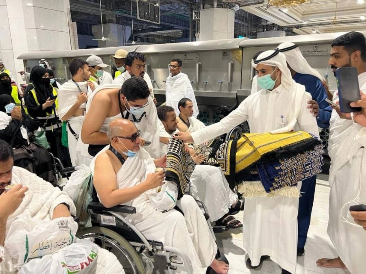 توزيع سجاجيد الصلاة عليهم داخل الحرم (مكة)