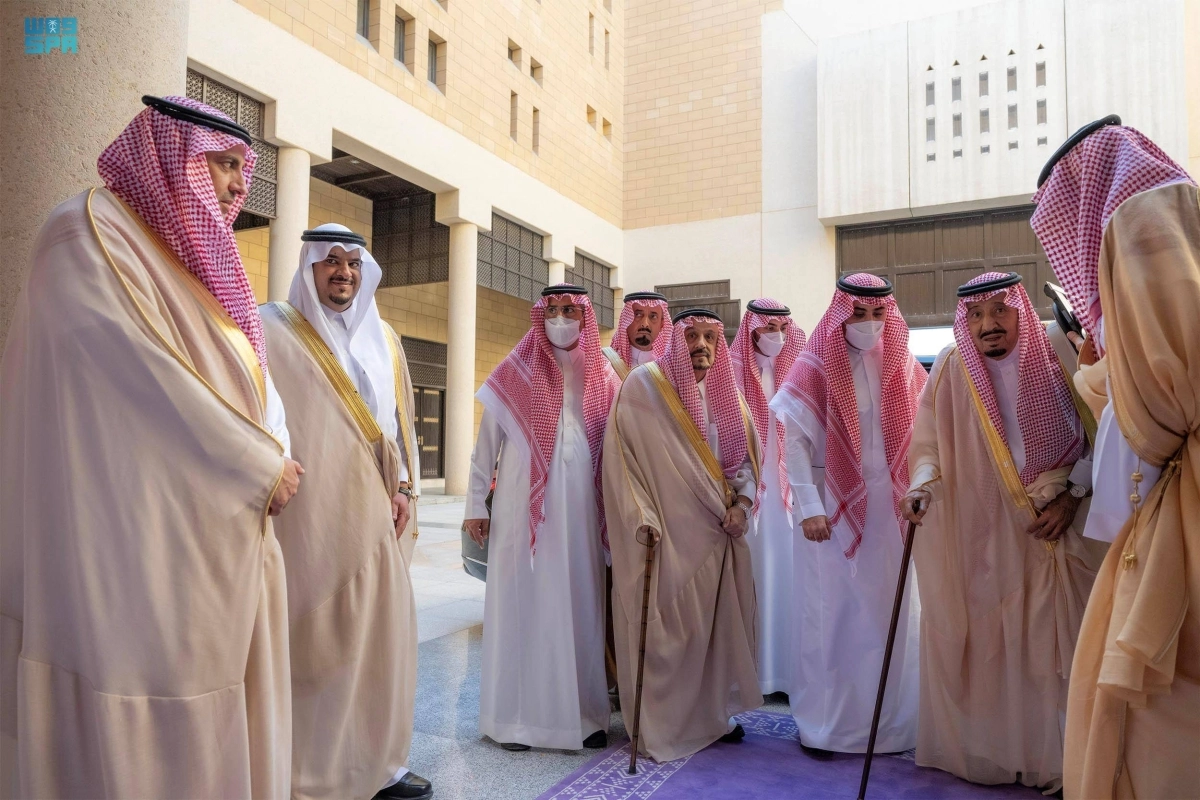 الملك سلمان خلال تجوله في مباني الإمارة وقصر المصمك                                                                                                                                         