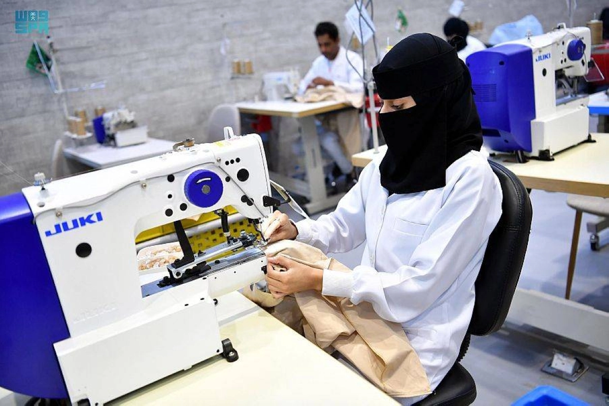 

من أعمال حياكة الزي العسكري                                                    (مكة)