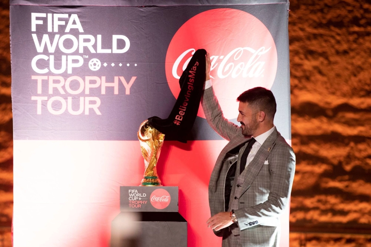 

ديفيد فيا لحظة الكشف عن الكأس