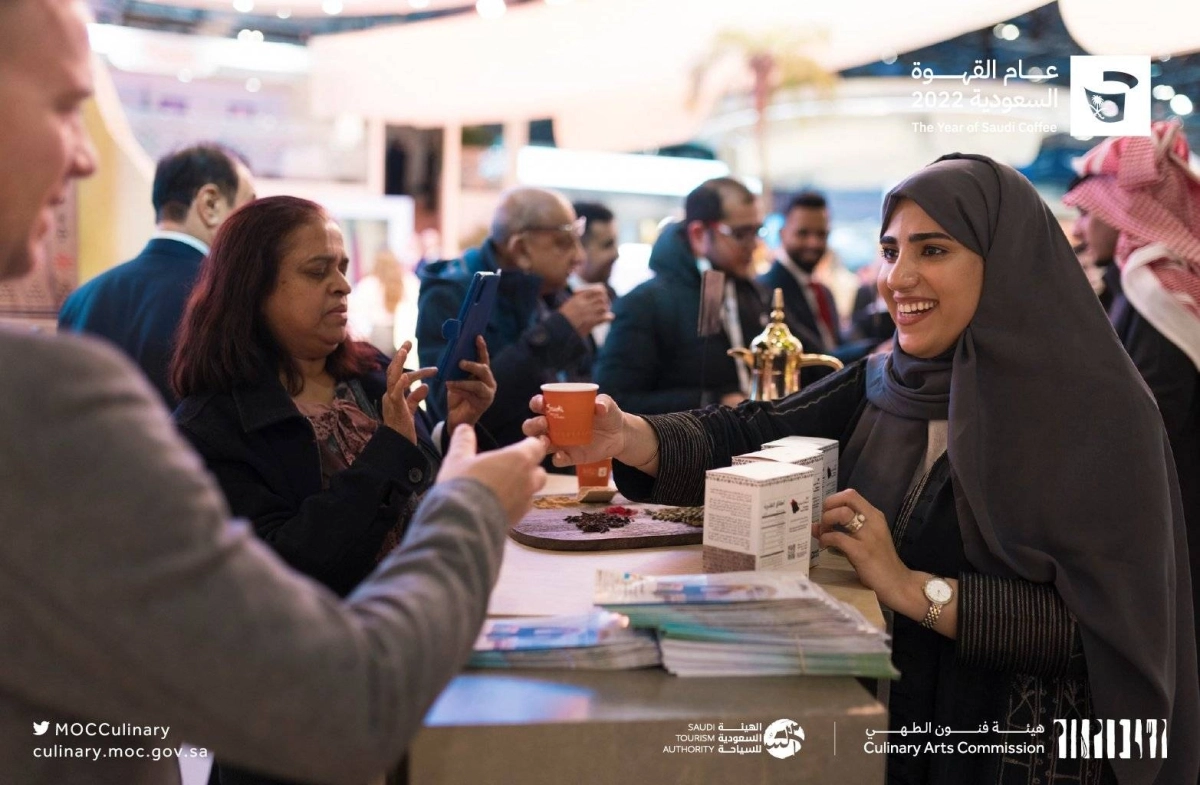 سعوديات يقدمن القهوة للزوار