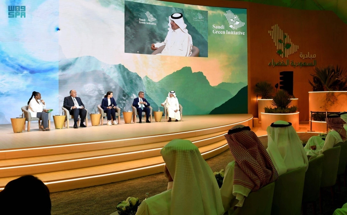 عبدالعزيز بن سلمان خلال مشاركته بالجلسة (مكة)