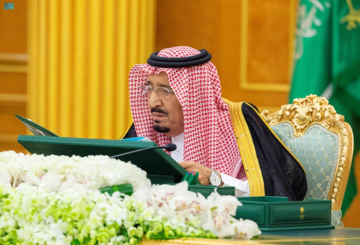 

خادم الحرمين خلال ترؤسه جلسة مجلس الوزراء أمس                                                (واس)
