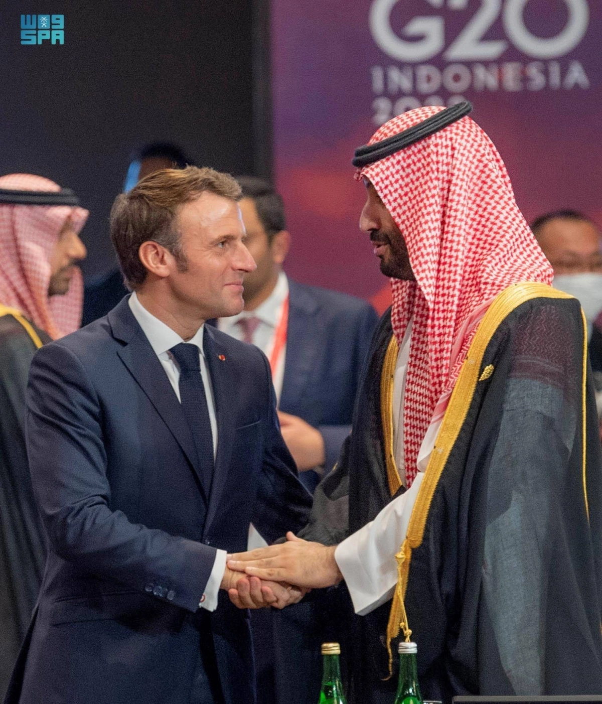 

.. ويصافح إيمانويل ماكرون