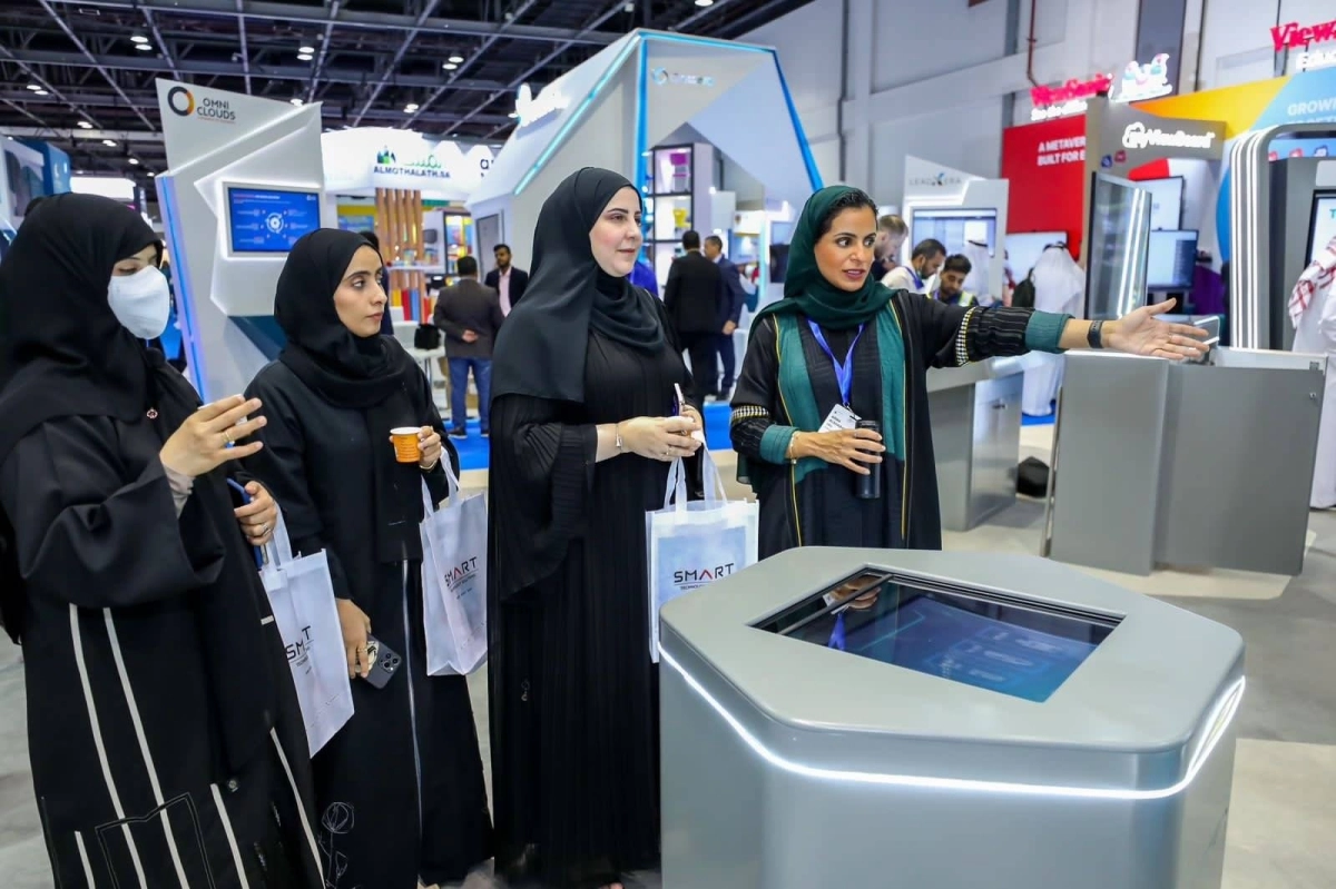 

إقبال على زيارة جناح الوزارة                                                                  (مكة)