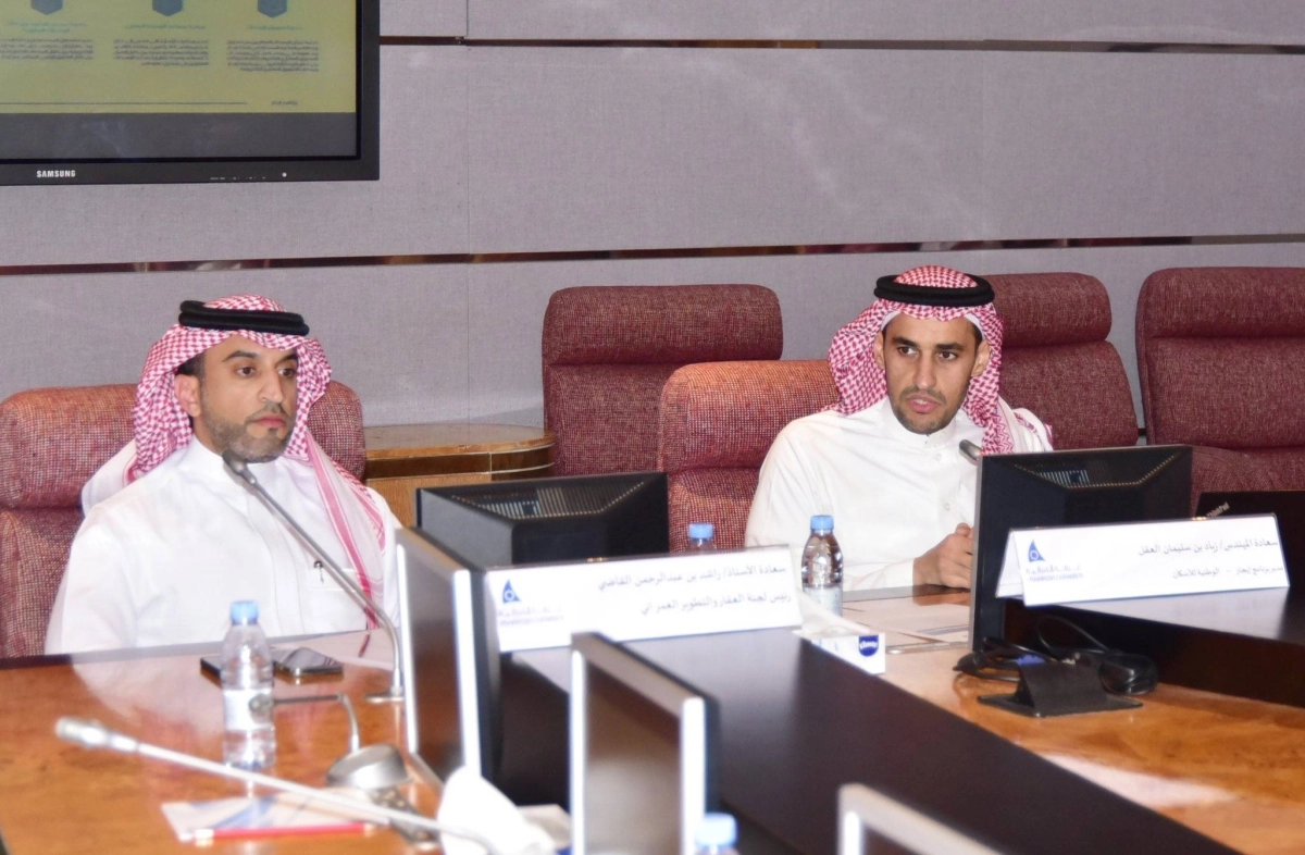 المهندس العقل يتحدث في اللقاء والى جانبه رئيس لجنة العقار والتطوير العمراني (مكة)