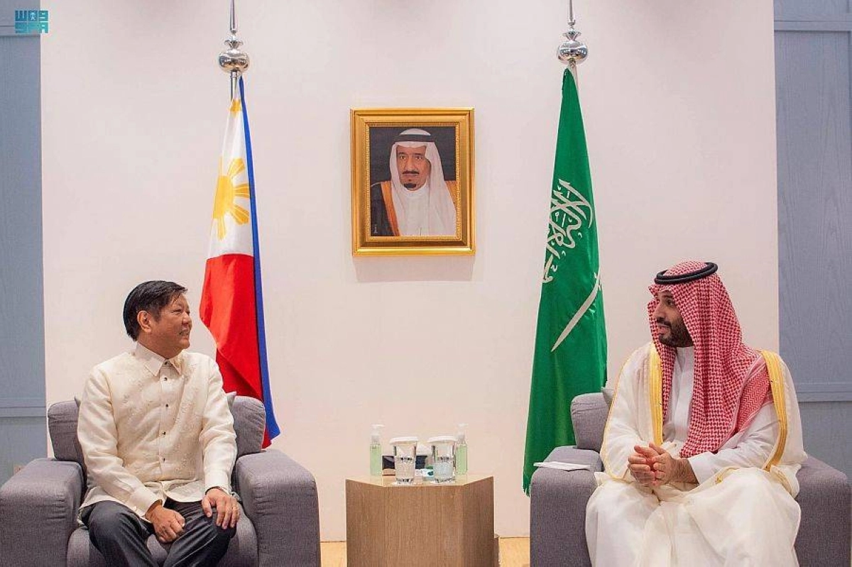 

.. ويلتقي رئيس الفلبين