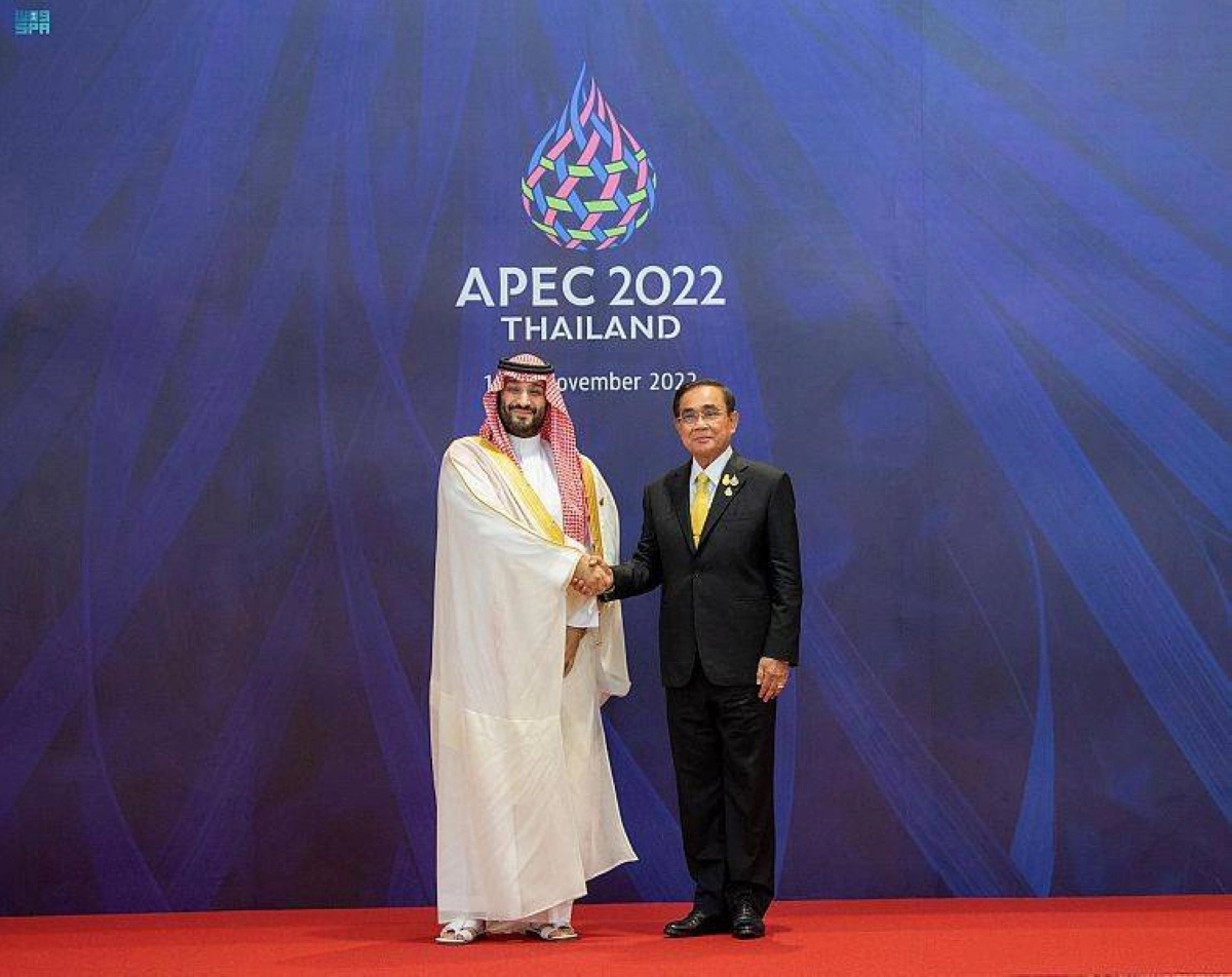 

الأمير محمد بن سلمان مصافحا برايوت تشان أوشا