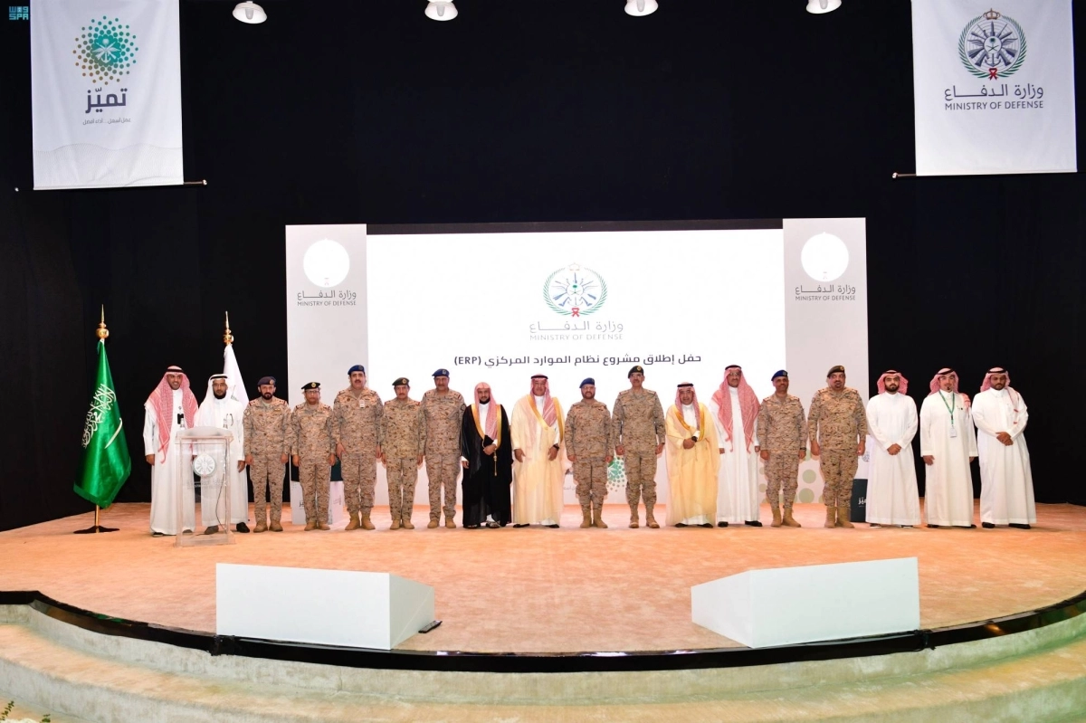 

مسؤولو وزارة الدفاع في صورة جماعية              (مكة)