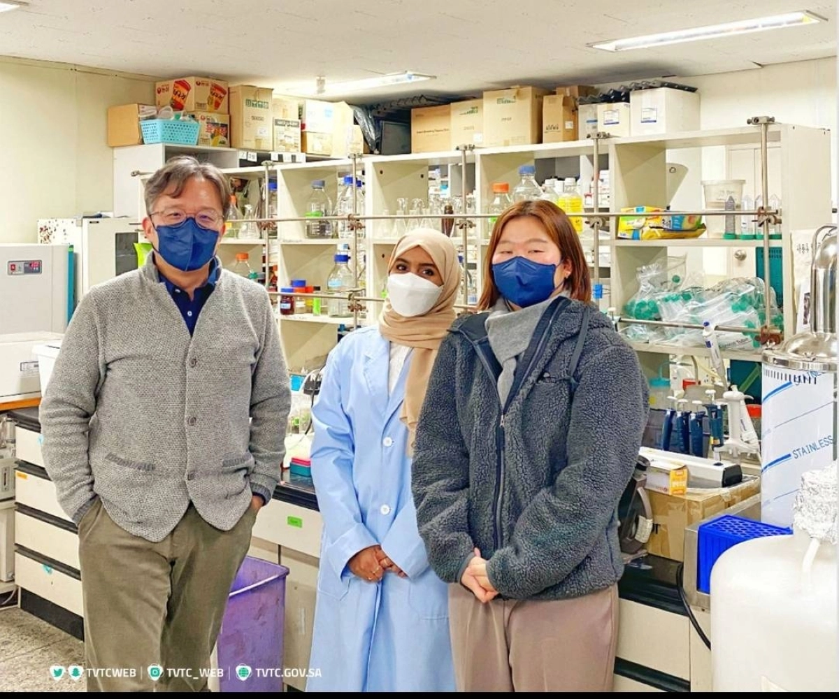 

المتدربة السعودية داخل المعمل                (مكة)