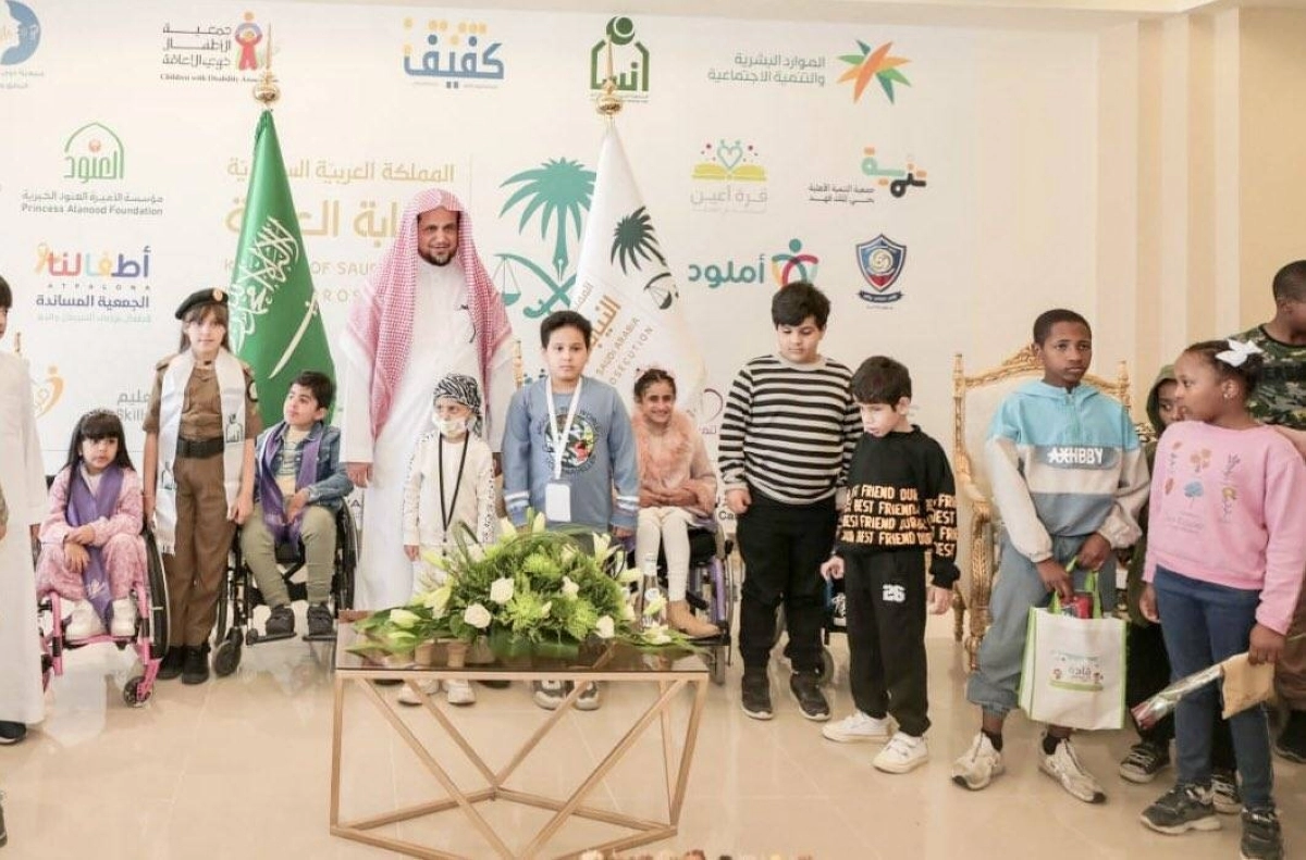 

النائب العام في صورة جماعية مع بعض الأطفال            (مكة)